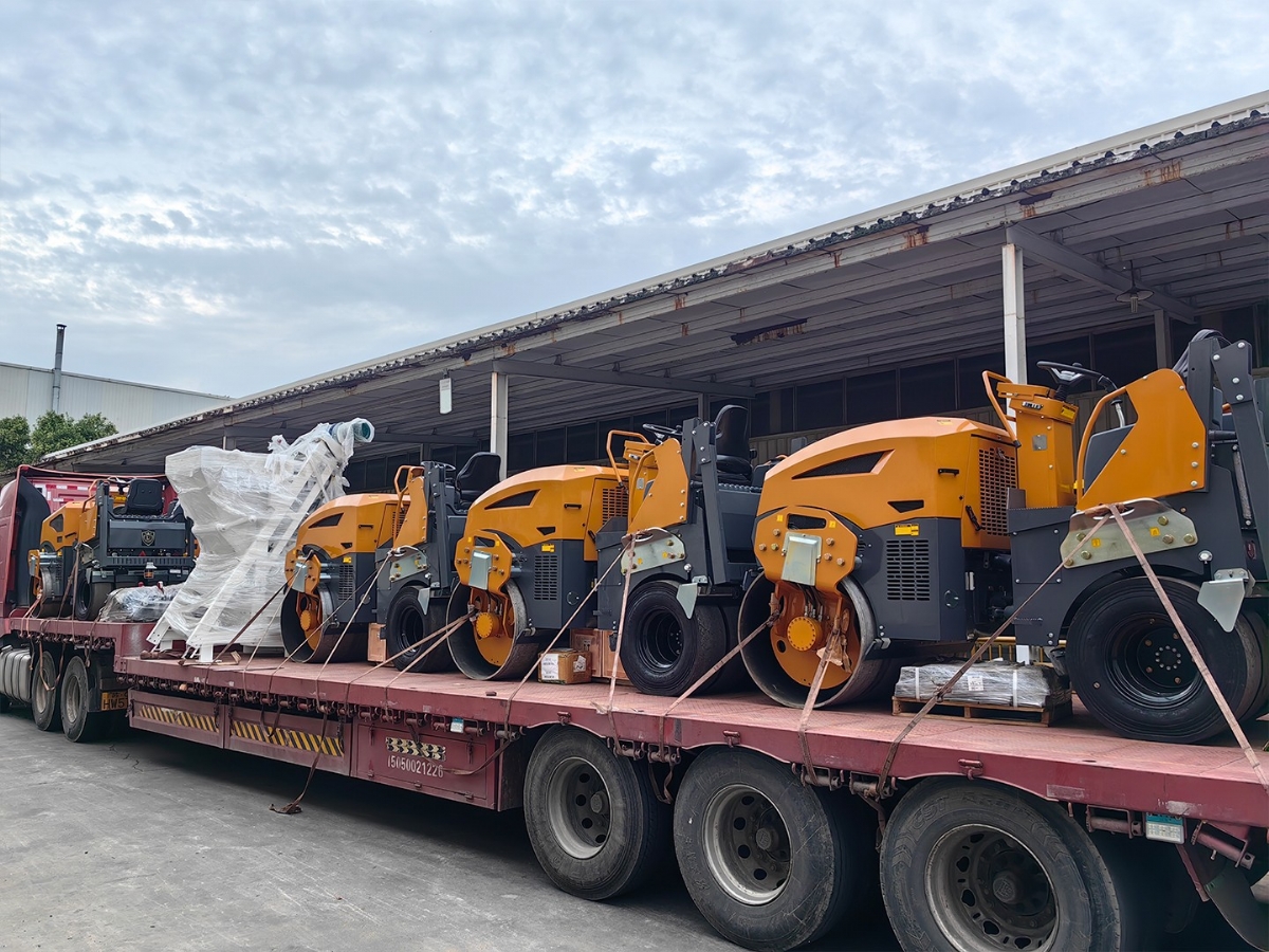 發(fā)往俄羅斯圣彼得堡20臺(tái)思拓瑞克雙鋼輪、鋼膠壓路機(jī)裝柜進(jìn)行時(shí)···